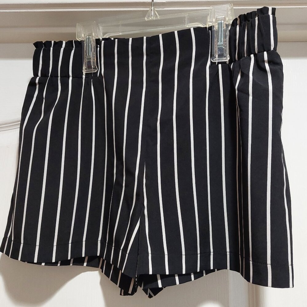 Black & white vertical striped dress shorts Sz L